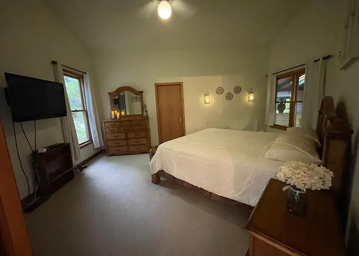 Riverfront Retreat- Spa/Hot Tub, Game Room, Limited Gym
