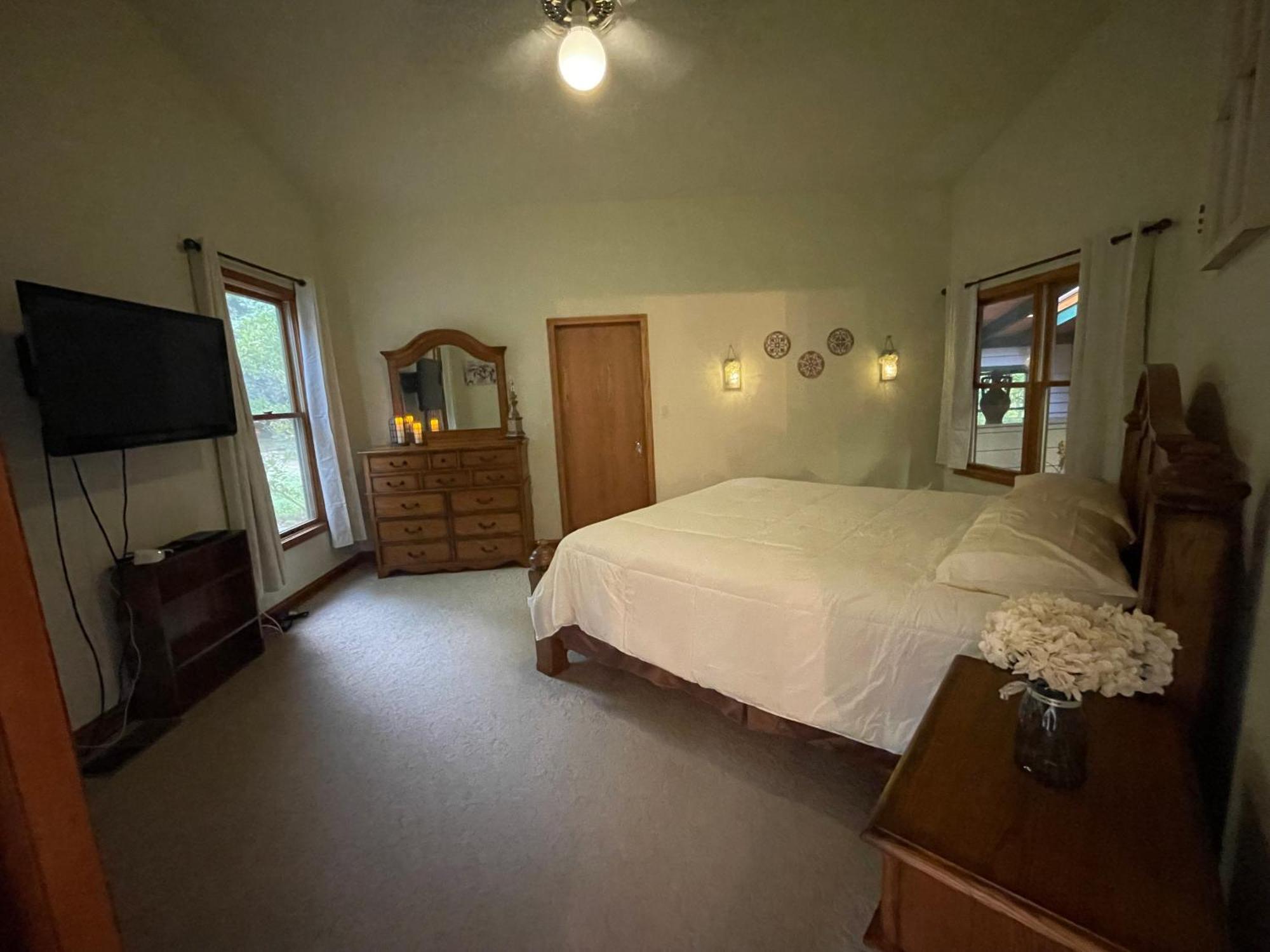 Riverfront Retreat- Spa/hot Tub, Game Room, Limited Gym Hébergement de vacances