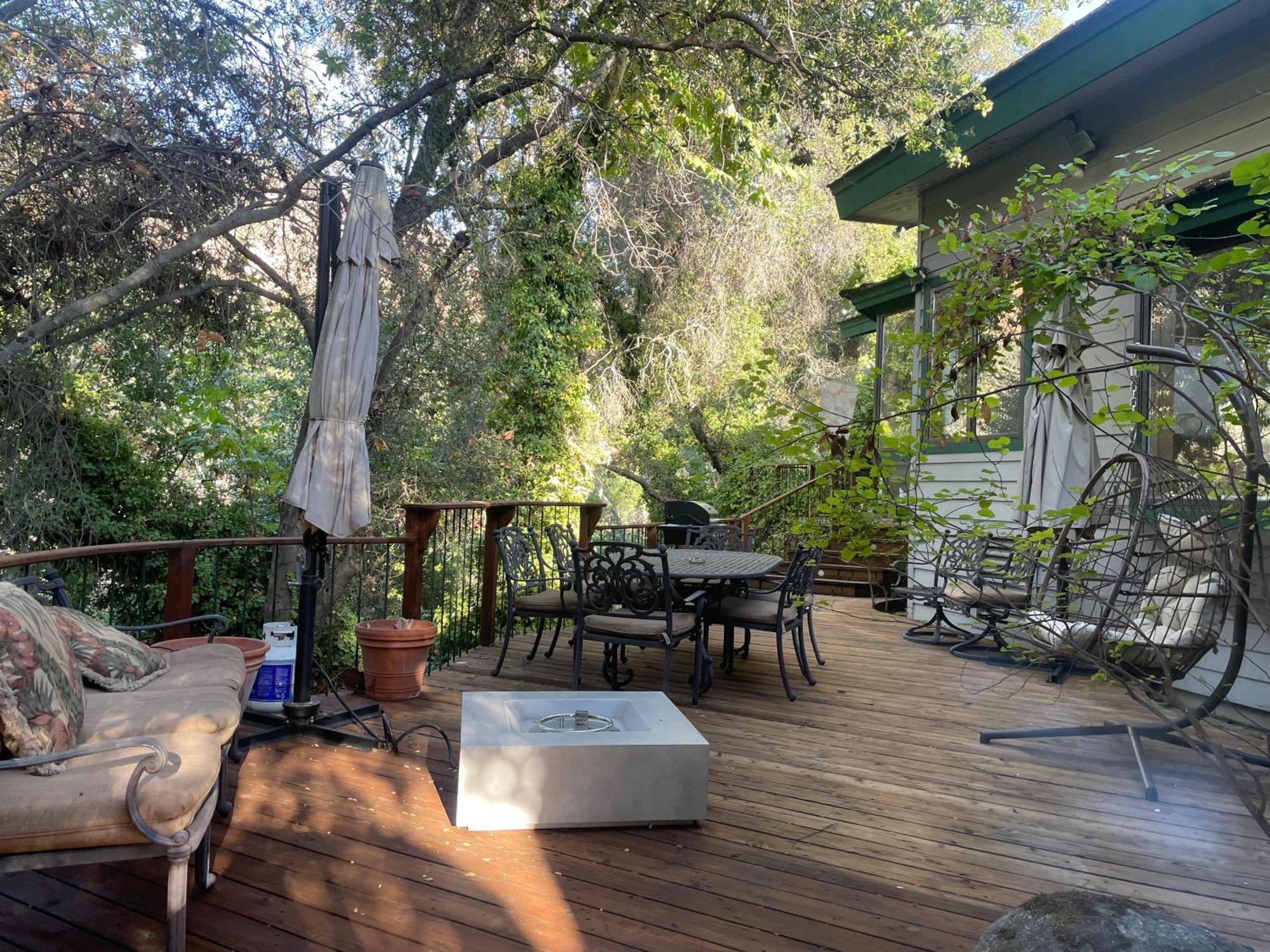 Riverfront Retreat- Spa/hot Tub, Game Room, Limited Gym Hébergement de vacances