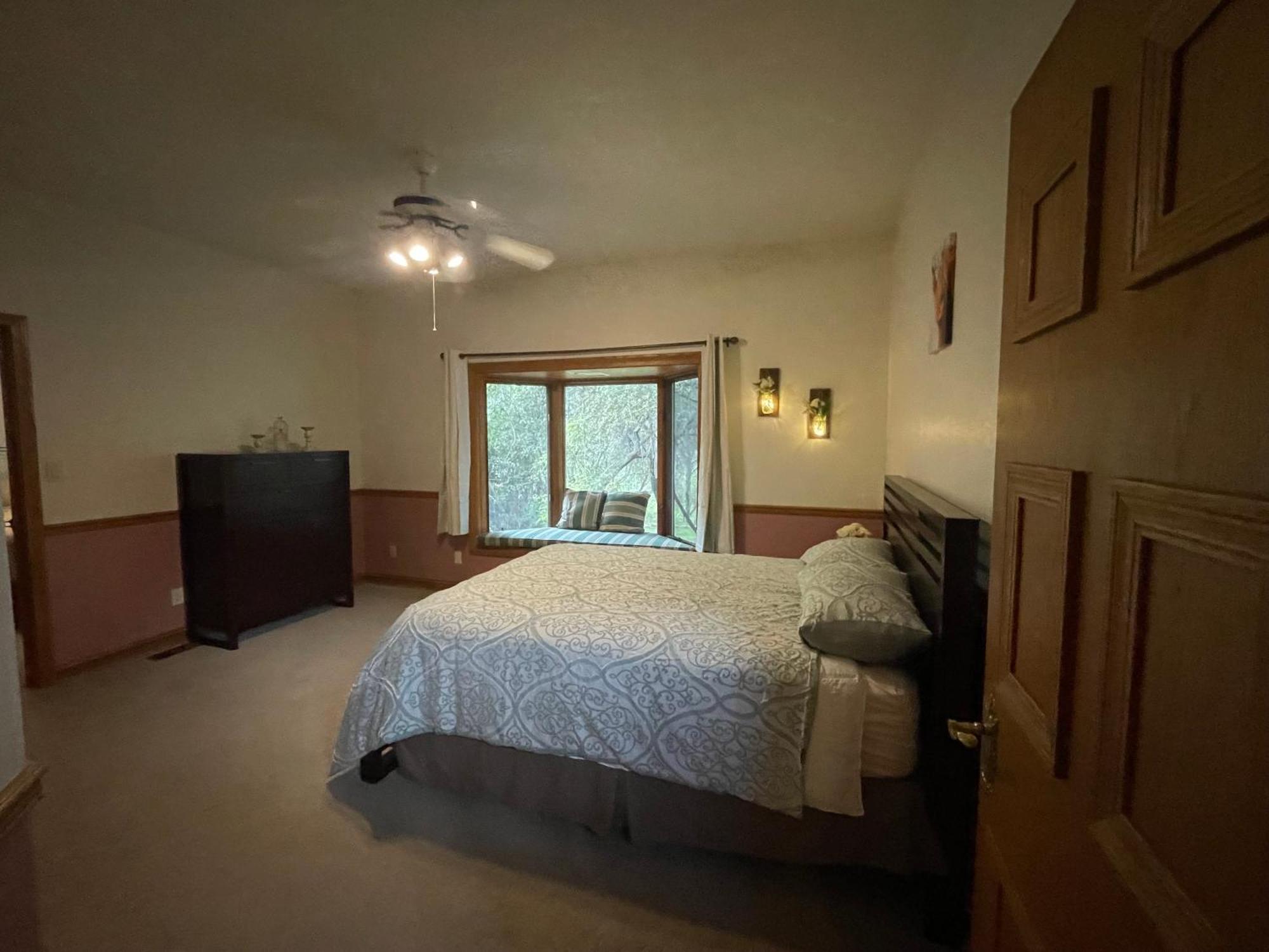 Riverfront Retreat- Spa/hot Tub, Game Room, Limited Gym Hébergement de vacances Three Rivers