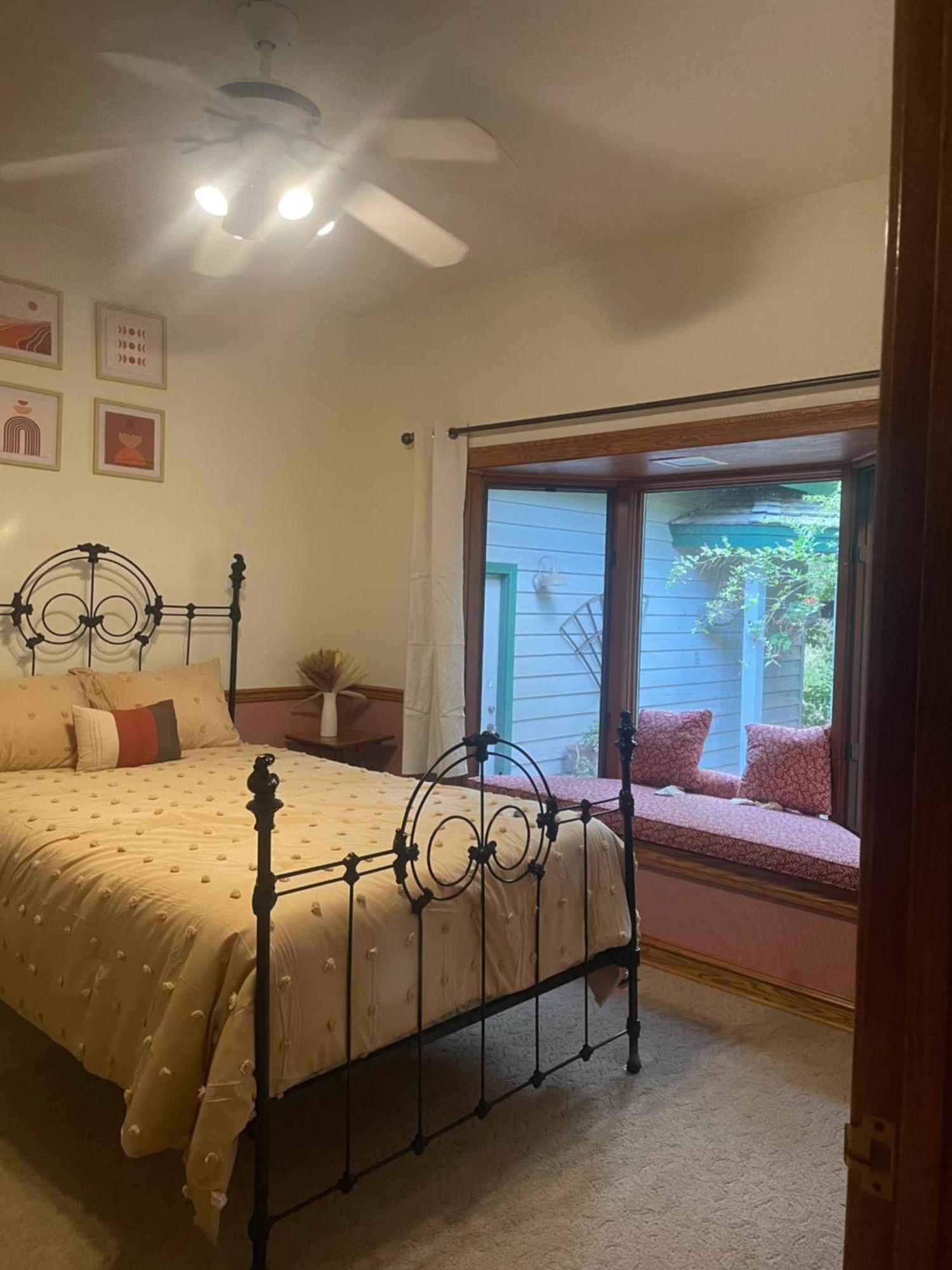 Hébergement de vacances Riverfront Retreat- Spa/hot Tub, Game Room, Limited Gym *