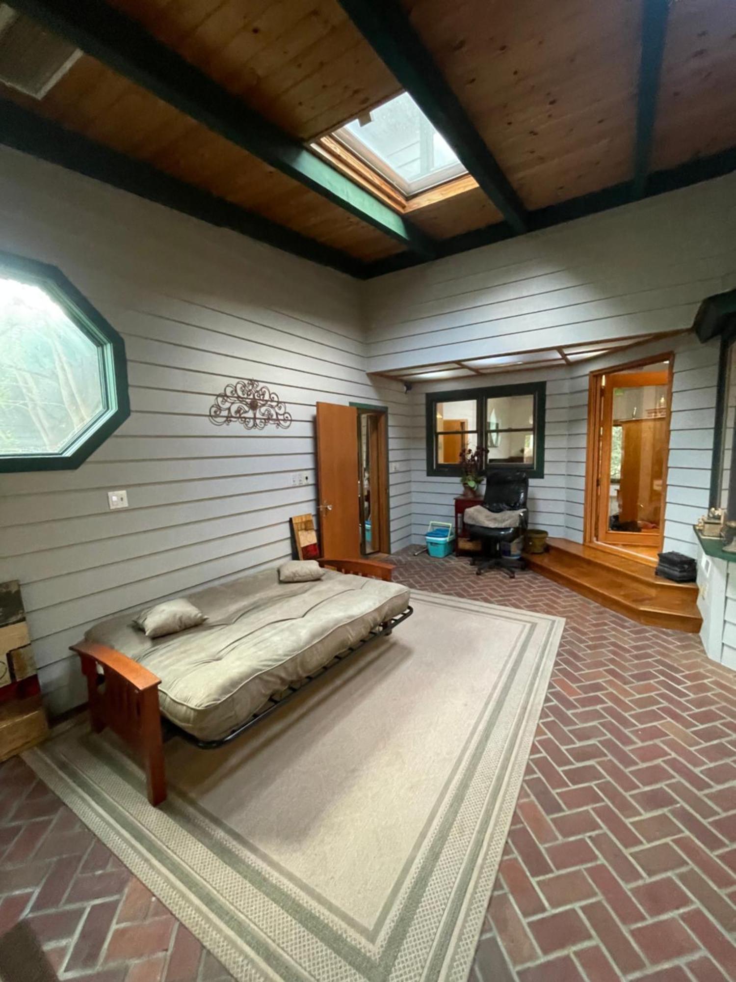 Riverfront Retreat- Spa/hot Tub, Game Room, Limited Gym Hébergement de vacances *