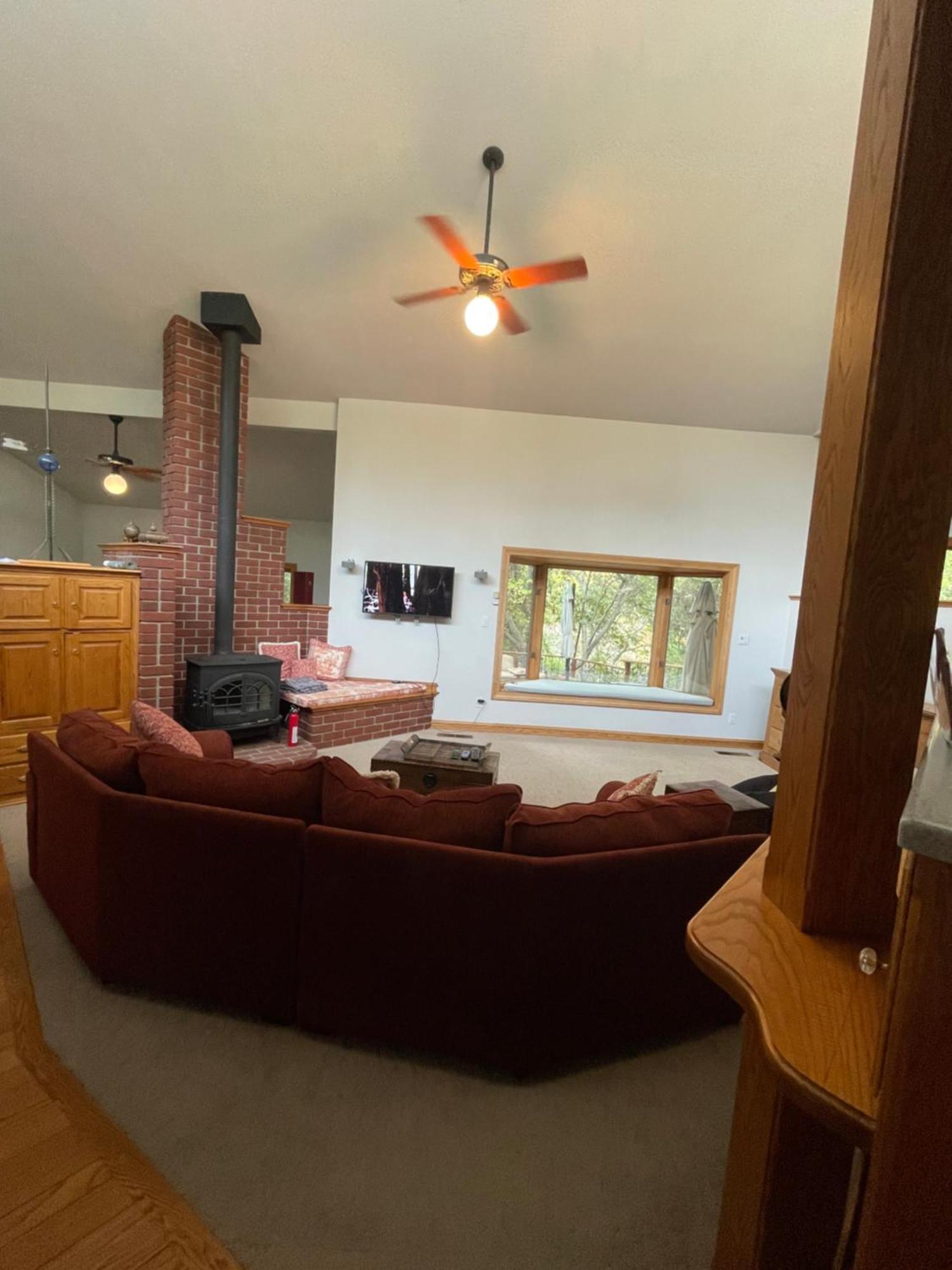 Riverfront Retreat- Spa/hot Tub, Game Room, Limited Gym Hébergement de vacances
