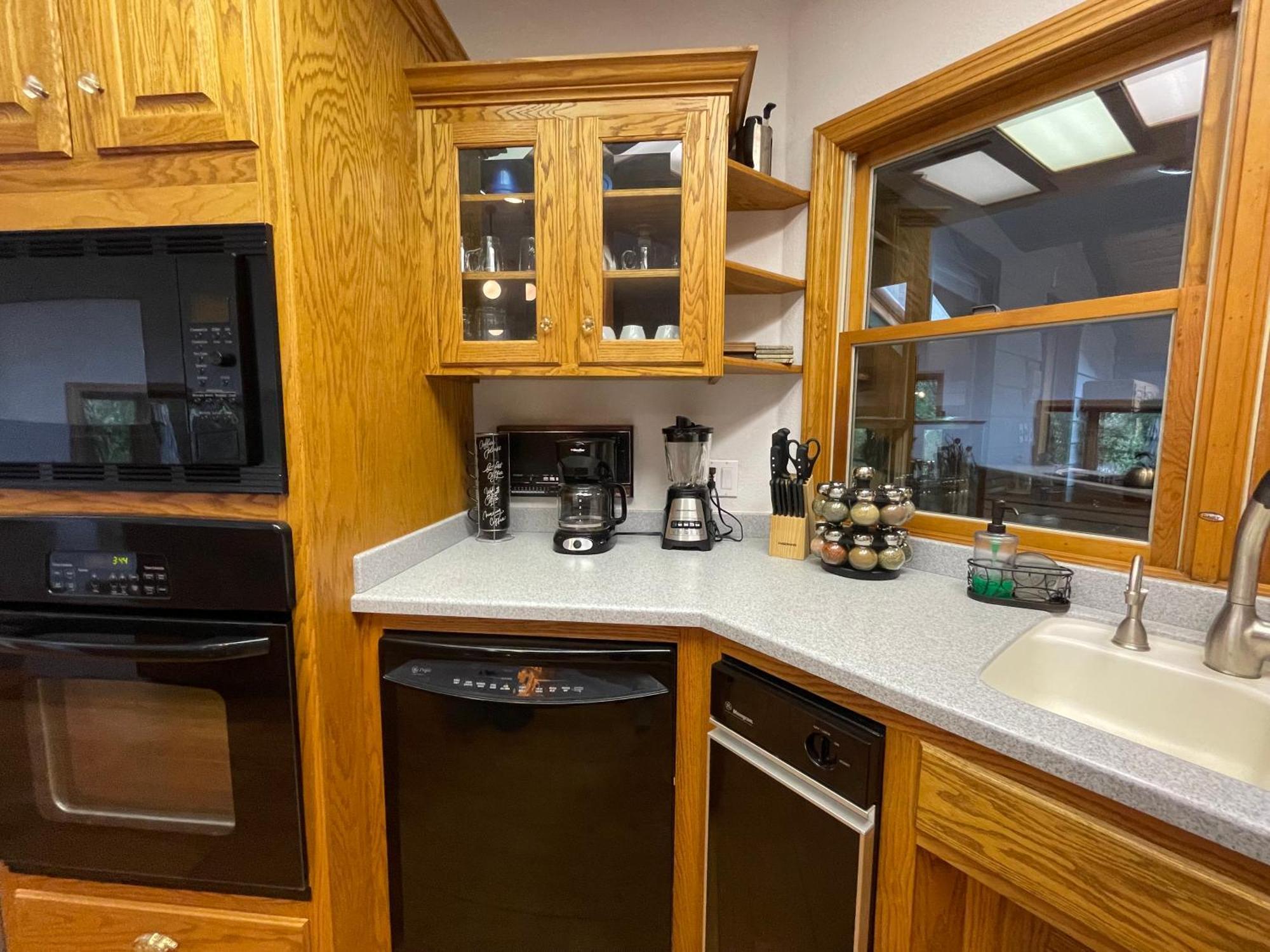 Riverfront Retreat- Spa/hot Tub, Game Room, Limited Gym Three Rivers